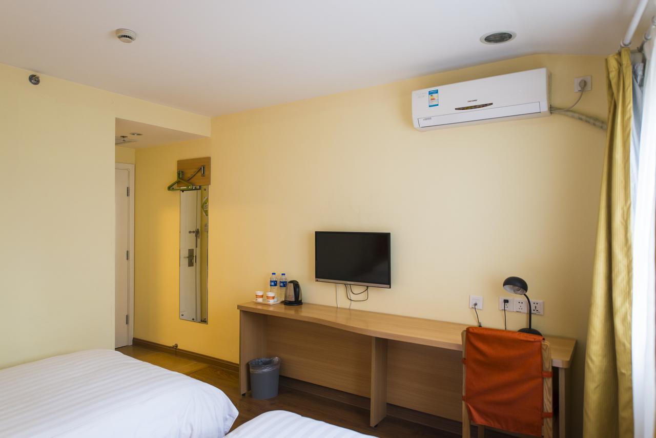 Hotel Chuanhuang Road Chuansha Metro Station