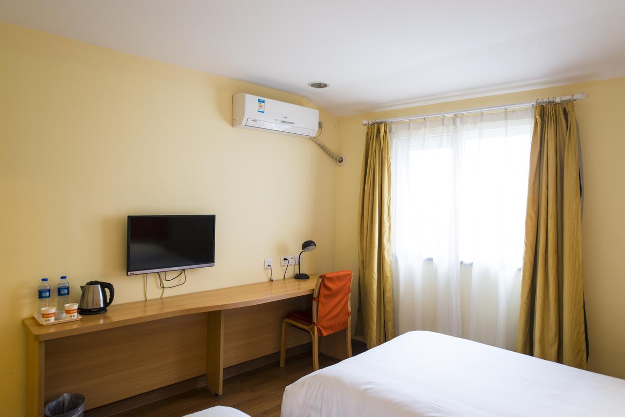 Chuanhuang Road Chuansha Metro Station Hotel