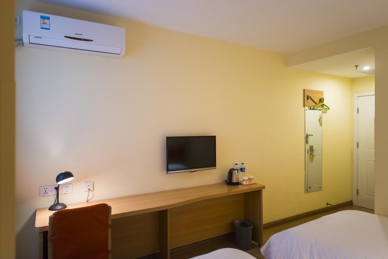 Chuanhuang Road Chuansha Metro Station Hotel 2*