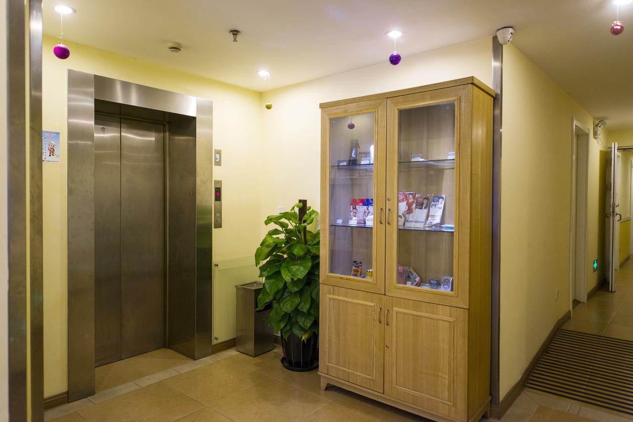 Chuanhuang Road Chuansha Metro Station Hotel 2*